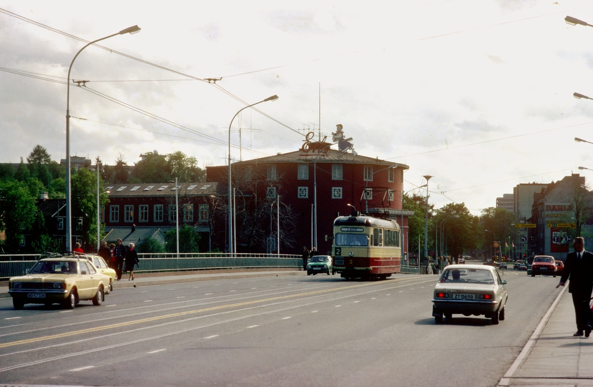 Elgeseter bro og studentersamfundet, med vogn nr. 3 til Trondheim trafikkselskap.