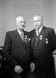 Gruppebilde der to menn har fått medaljer.