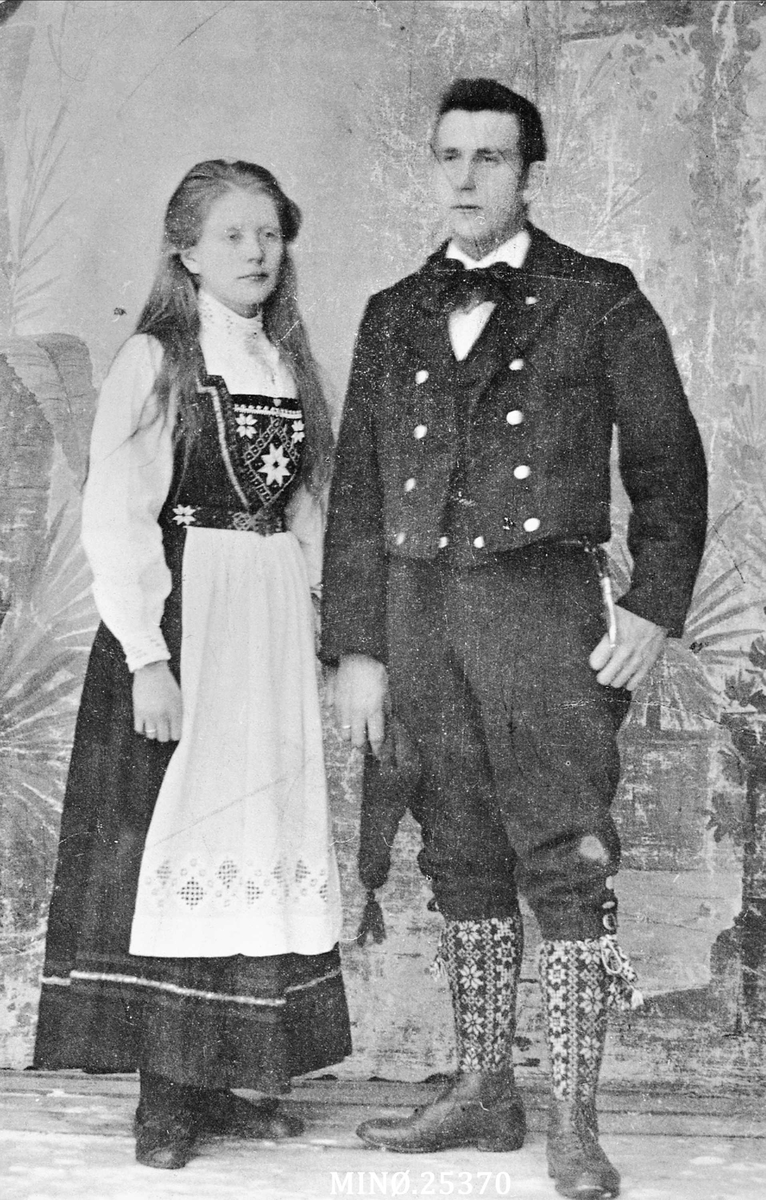 Bunadkledt brudepar. Ola Meyer Øyan (1882-1959), gift 2/10-1918 med Odbjørg Magna Aaen (1185-1958)