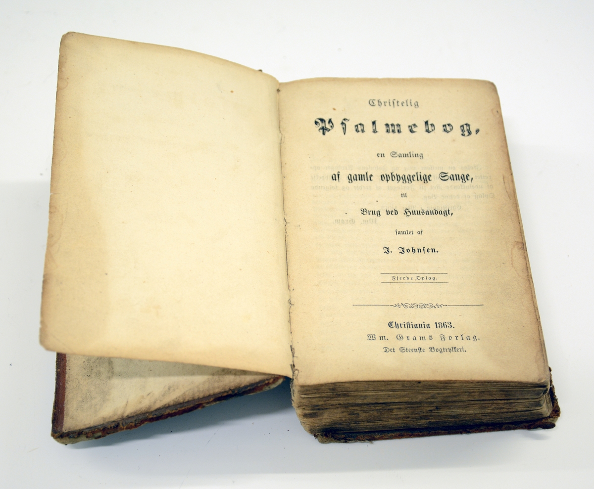 Bok, gammel, skinninnbundet:
"Skriftelig Psalmebog"
"en Samling af gamle opbyggelige Sange, til Brug ved Huusandagt, samlet af J. Johnssen. Christiania 1863."