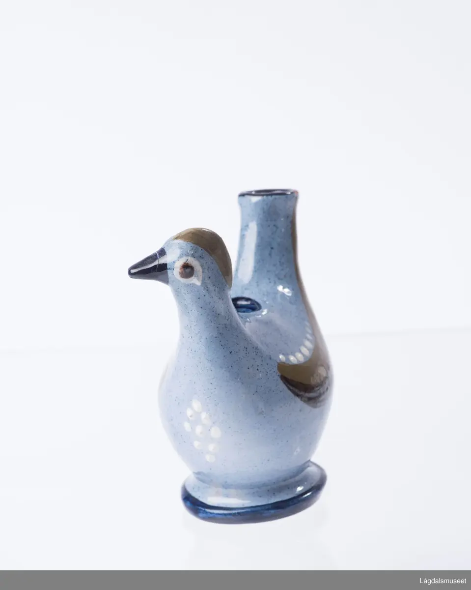 Dekorende ornamenter som skaper et fullstedig uttrykk av dyrets (hønen) utforming.