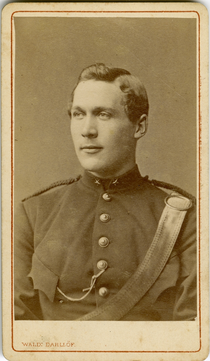 Porträtt av Carl Peter Ekman, kapten vid Första Göta artilleriregemente A 2.

Se även bild AMA.0002096.