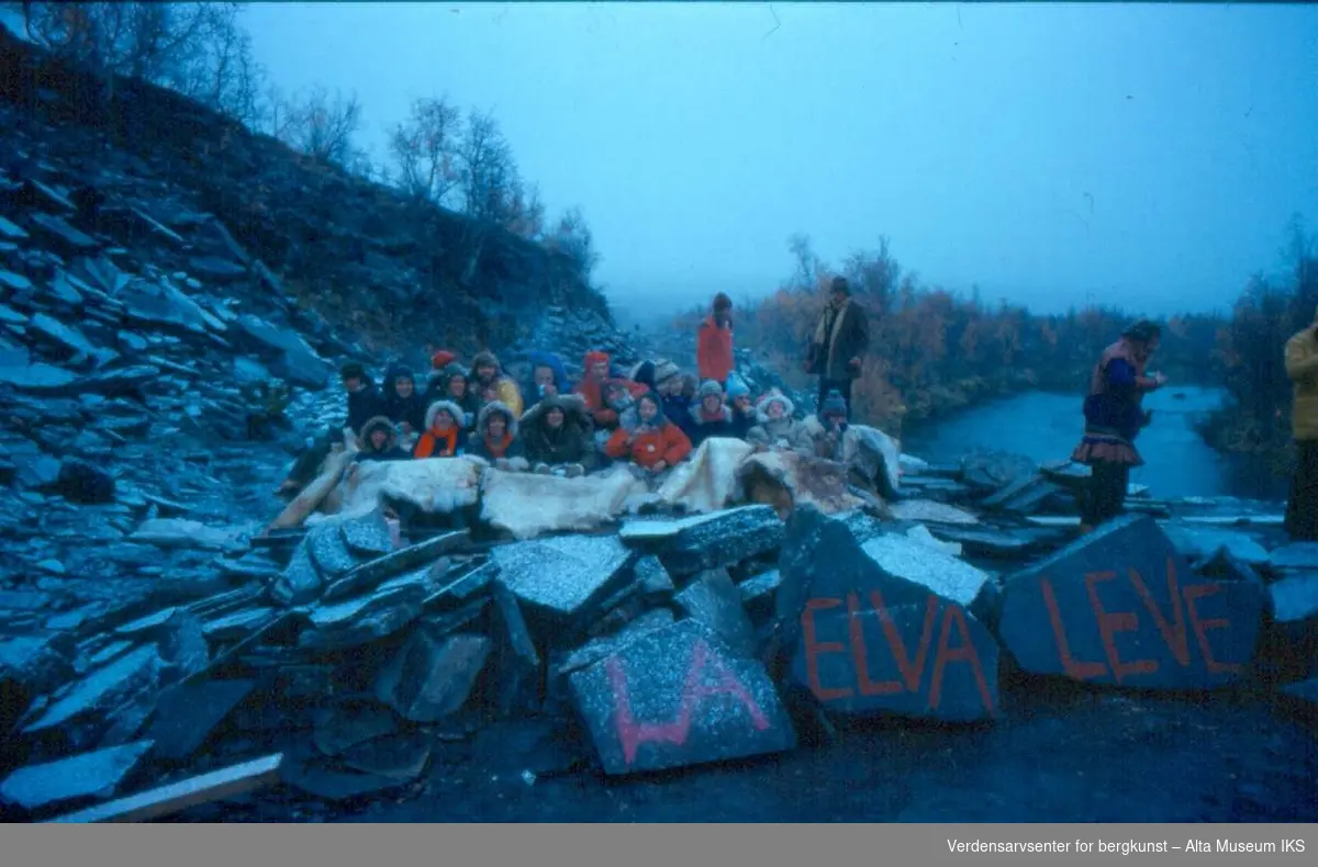 Altasaken. Demonstranter, Oktober 1979. Elv. Slagord. "La elva leve".