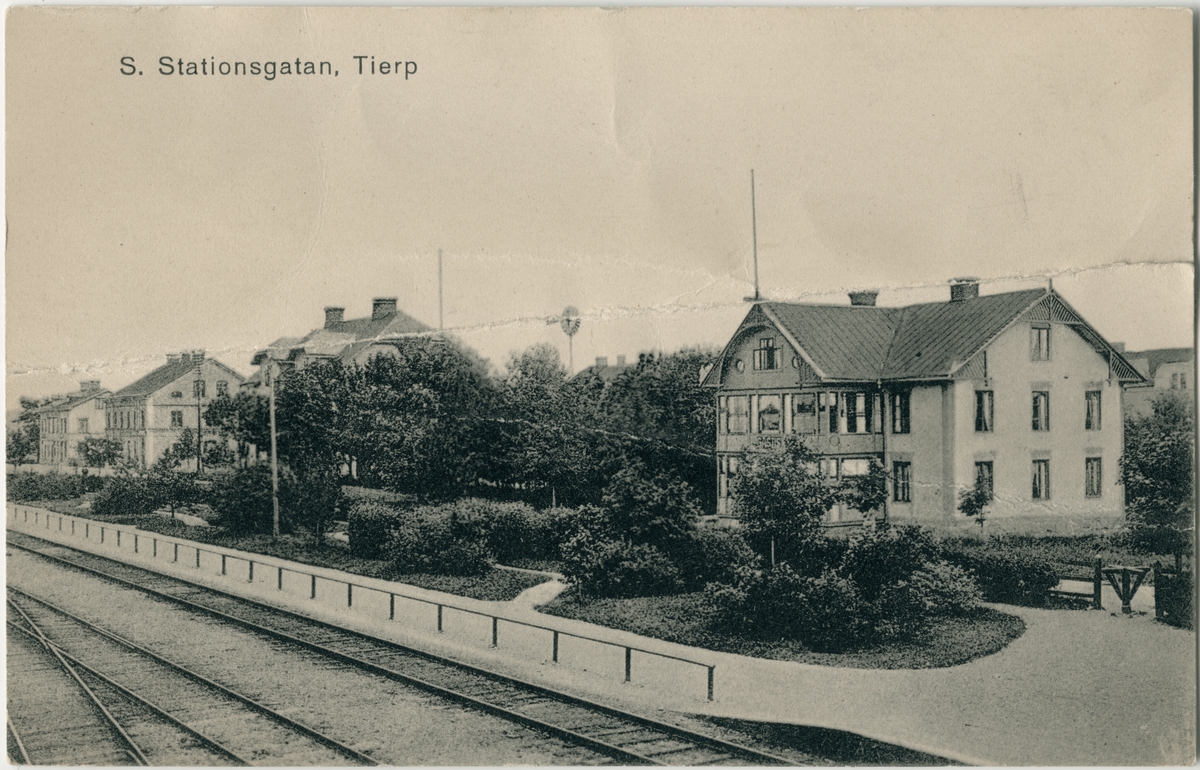 Vykort - Södra Stationsgatan, nuvarande Järnvägsesplanaden, Tierp, Uppland