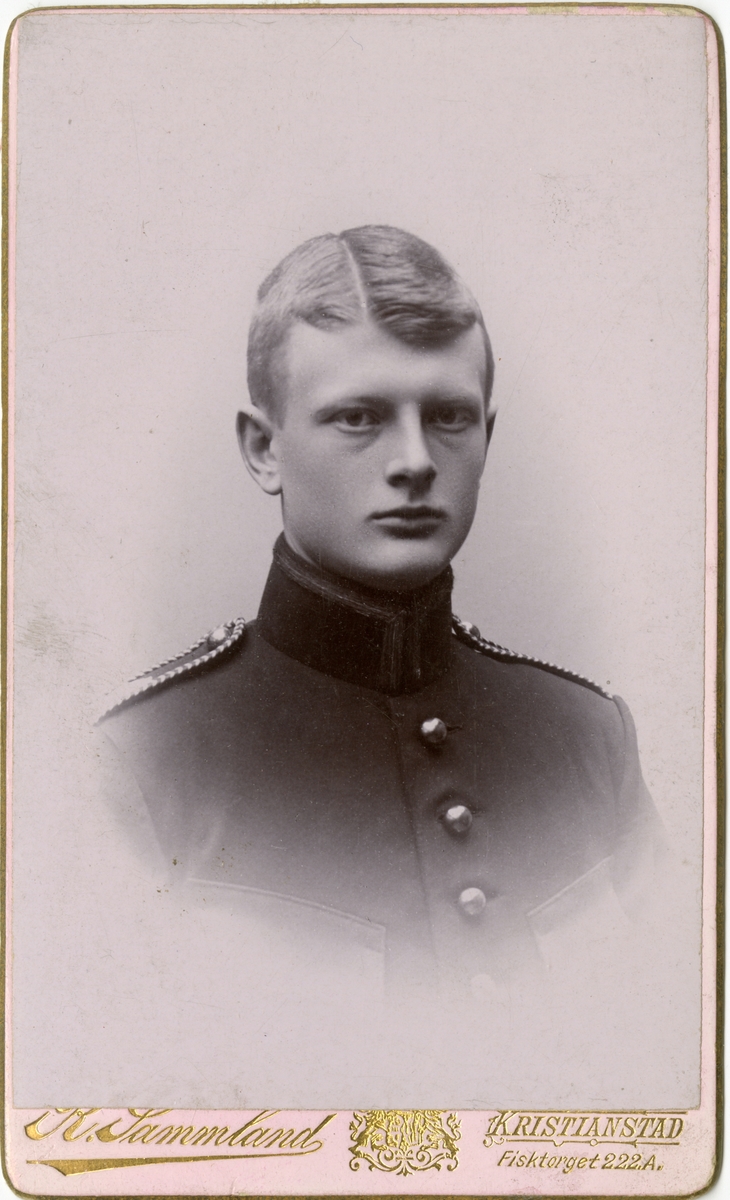 Porträtt av Otto Magnus Francke, officer vid Wendes artilleriregemente A 3.
Se även bild AMA.0007247, AMA.0007335, AMA.0009474 och AMA.0007248.