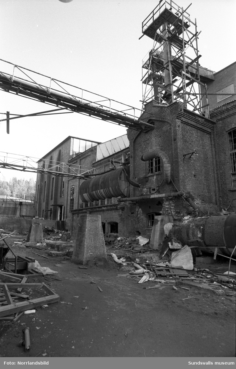 Bilder från den nedlagda men ännu inte rivna gamla sulfitfabriken i Essvik. Exteriörer och interiörer.