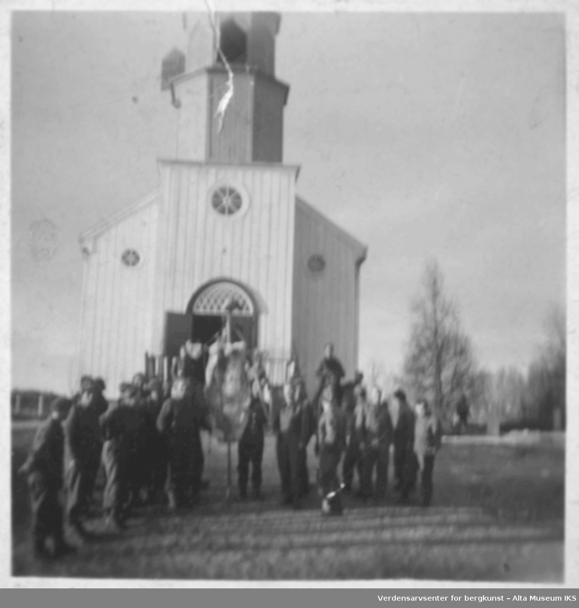Soldater oppstilling utenfor Alta kirke.