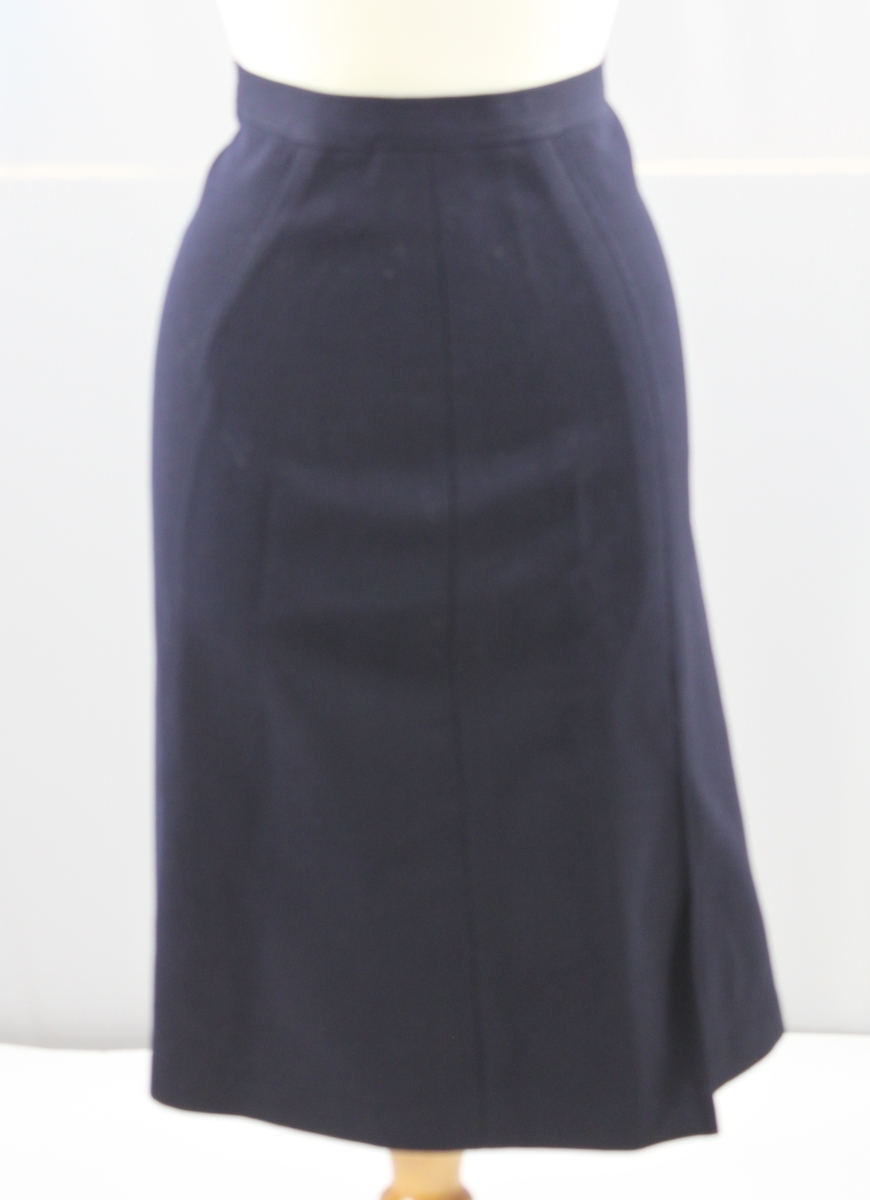 Kjol i mörkblått ylletyg med dragkedja i sidan och gångveck baktill.