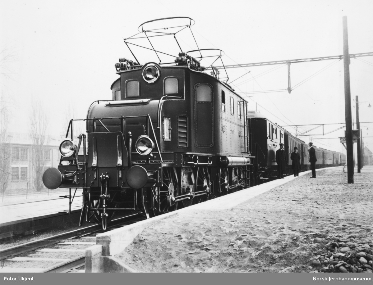 Elektrisk lokomotiv type El 1 med persontog