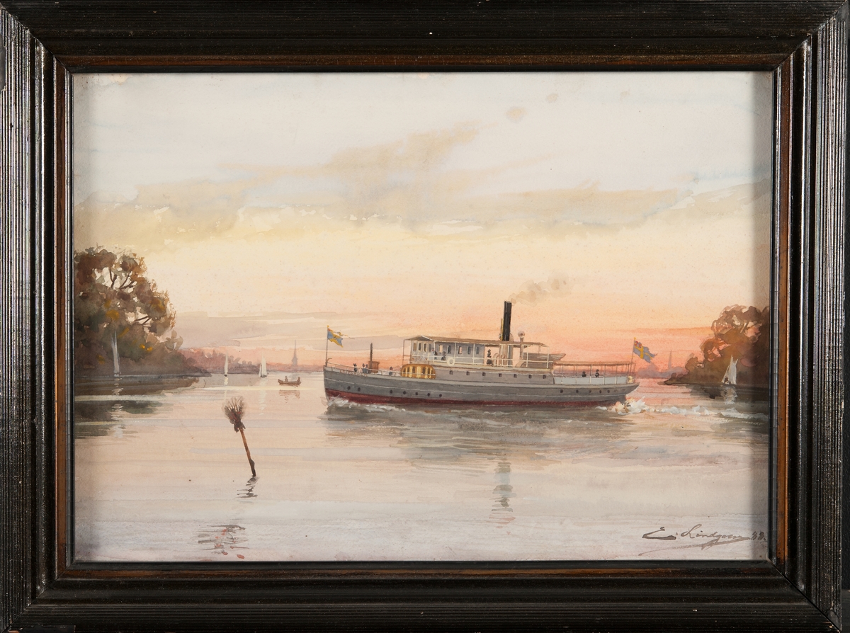 Mälarångaren Gripsholm visande babord sida; gråmålat skrov. I förgrunden kvastprick, i bakgrunden Stockholm, målad i varma toner.