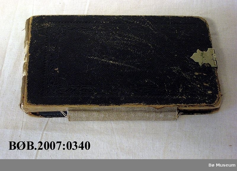 Skissebok med stive permar. Det er plass til blyant. Boka har lås. Almanakken i boka er 1899.