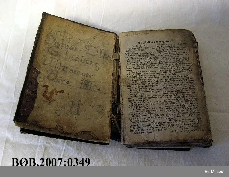 Bibel med skinninnbinding og gotisk skrift.