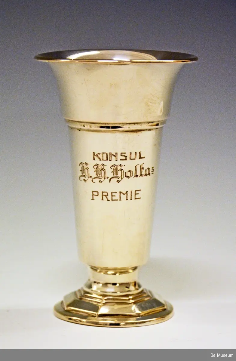 Sølvpokal med innskriften:
"Konsul H. H. Holtas Premie"
vunnet av Hans Kleppen, Bø.
Støpt masse i bunnen av pokalen (under) = ikke synlig stempel.