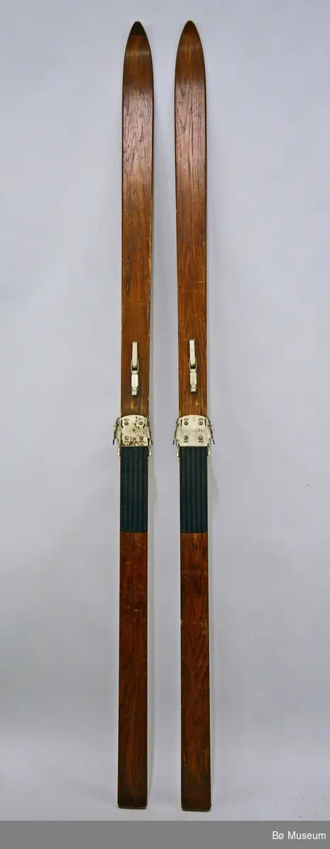 Merket med A og B.
Brukt av Hans Kleppen under OL i Lake Placid i 1932.
Hovde-ski, Vikersund, Made in Norway