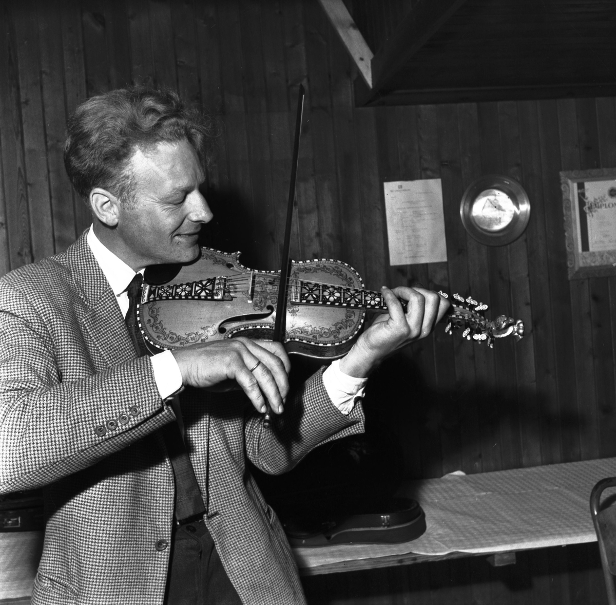 Bjarne Herrefoss spelar på ein kappleik i Bø i 1964
(foto: Varden)