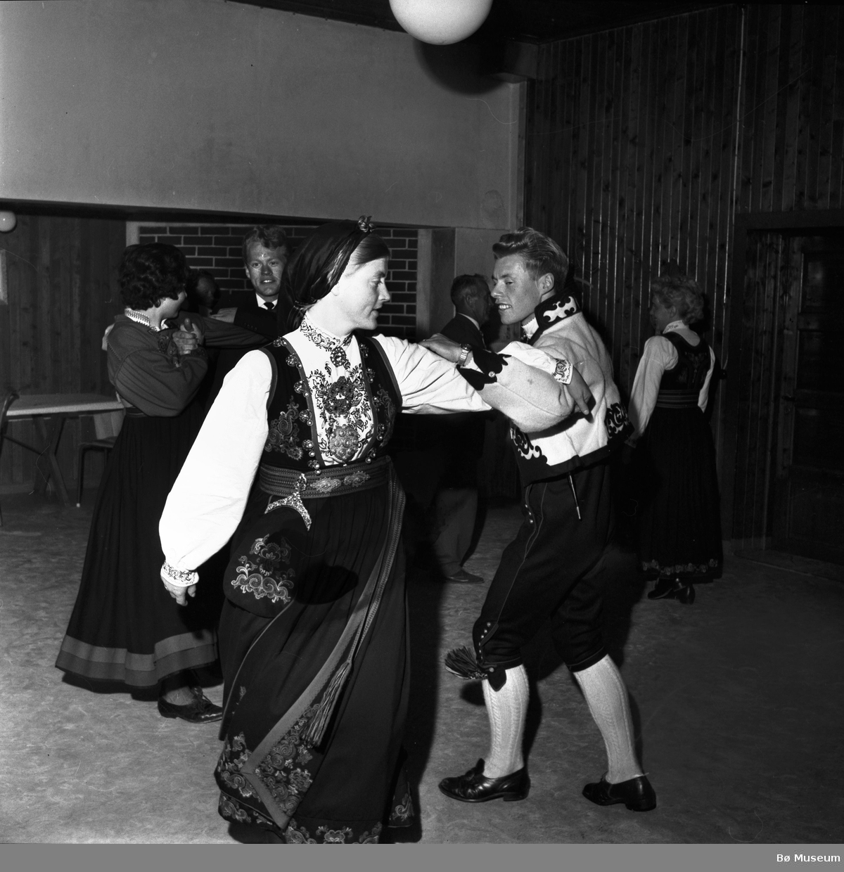Frå ein kappleik i Bø i 1964 (ukjente dansarar)
(foto: Varden)