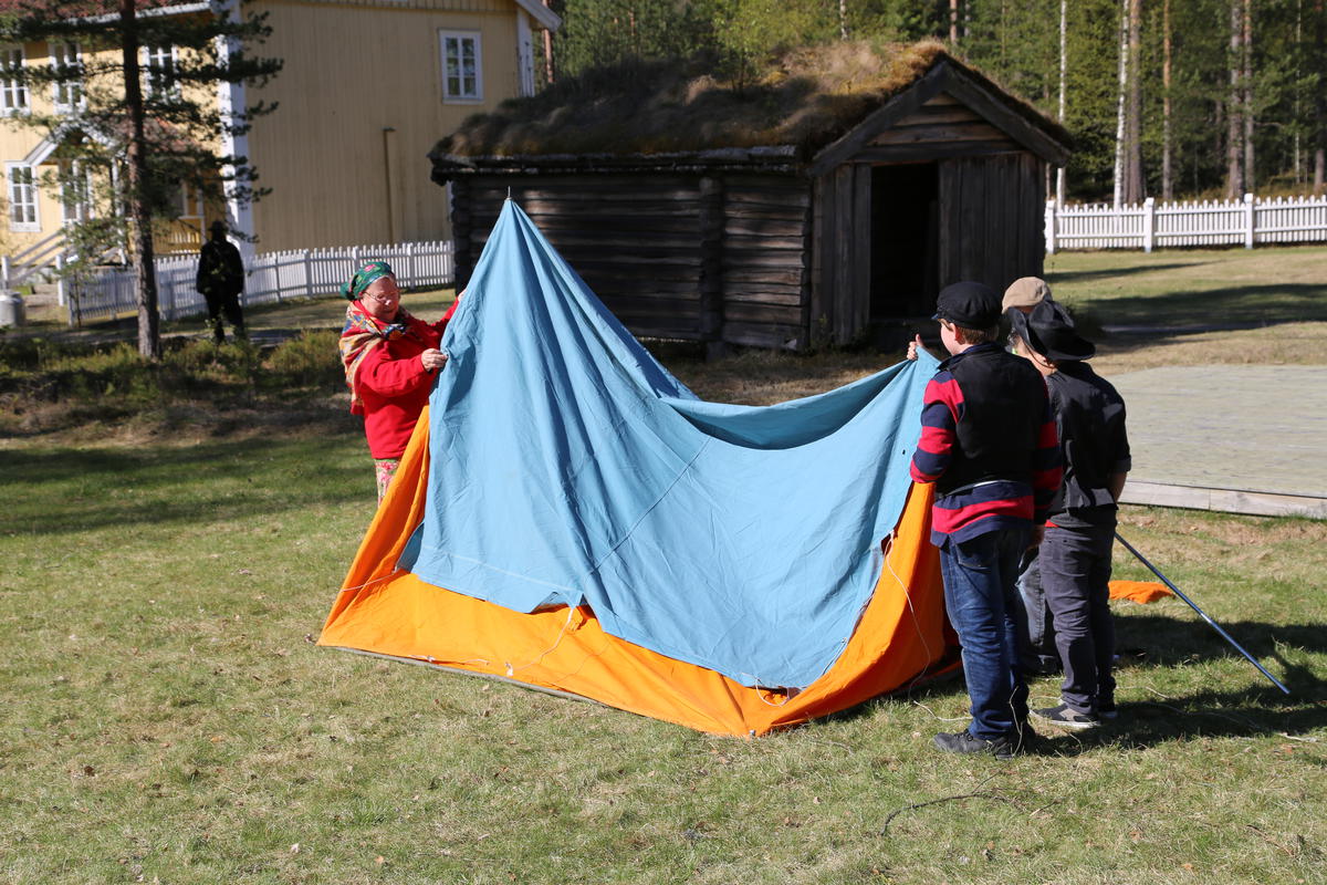 Å slå opp telt er en øvelse i samarbeid! (Foto/Photo)