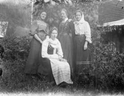 Fotosamling etter Hans Tveito. "Fire unge kvinner fotografer