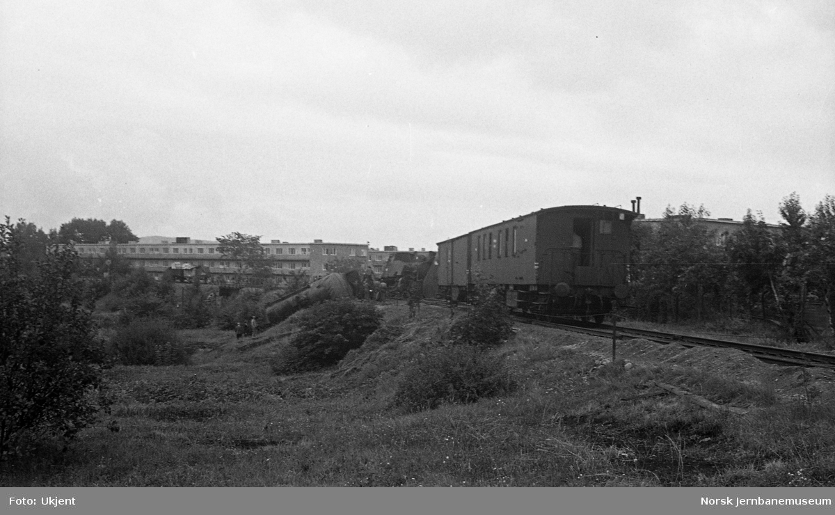 Avsporet kipptog med damplokomotiv type 32b/c ved Sinsen kornmagasin på godssporet Alnabru-Grefsen - redskapstoget