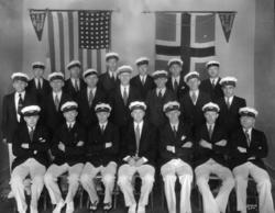 Gruppeportrett av norsk mannskor i USA.