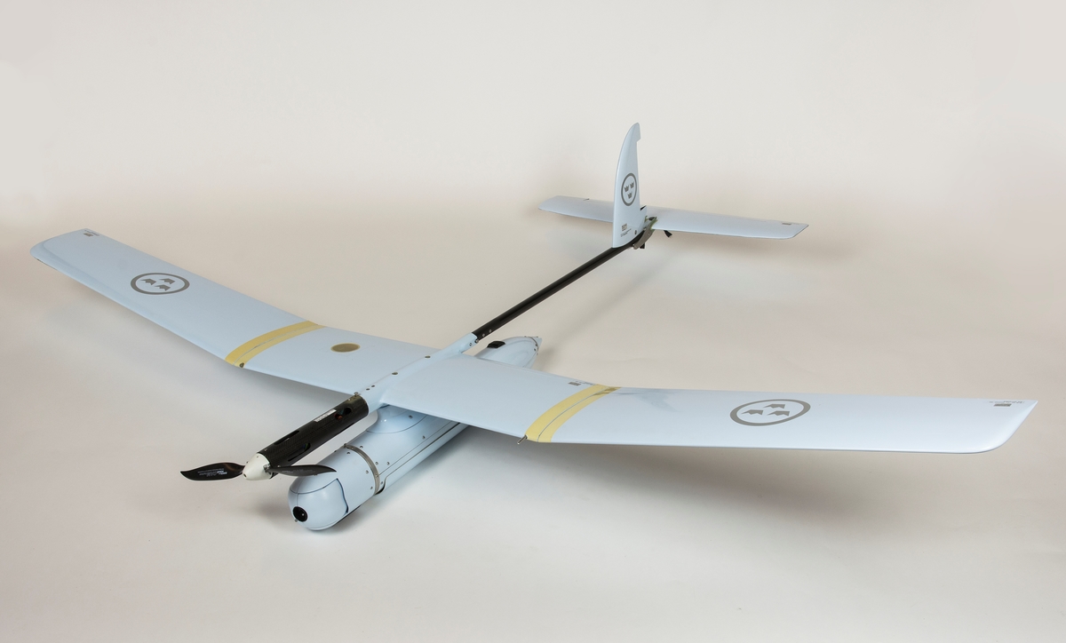 UAV 02 Falken /T (SUAV= Small unmanned aerial vehicle, eller ”liten obemannad luftfarkost”).

Består av luftfarkost och markkontrollstation samt dokumentation. 
Bild 3-10: Ryggsäck med tre fodral innehållande två stycken omonterade luftfarkoster samt ett fodral med verktyg. I ett av fodralen följer även två kameraenheter, en för dag och en för natt.
Bild 11-13: Ryggsäck med markkontrollstation. Till stationen hör även ett stativ med kompass.
Bild 14: Dokumentationen består av två pärmar med manualer, tre spiralhäften, en CD-skiva, en liten pärm med checklista, ett block med loggblad, checklista för fjärrmottagare, checklista för Mini launcher samt ett häfte med checklista för kartkonvertering.