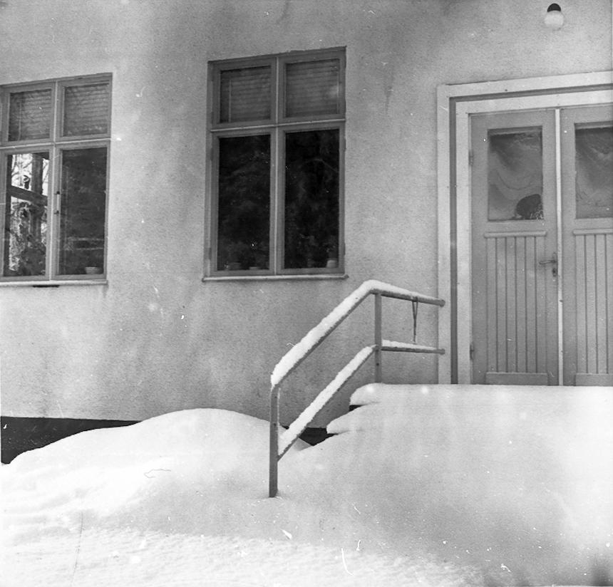 Kättilstorp 8 Januari 1968 före VA-arbeten. Persiennfabriken, trappräcke.