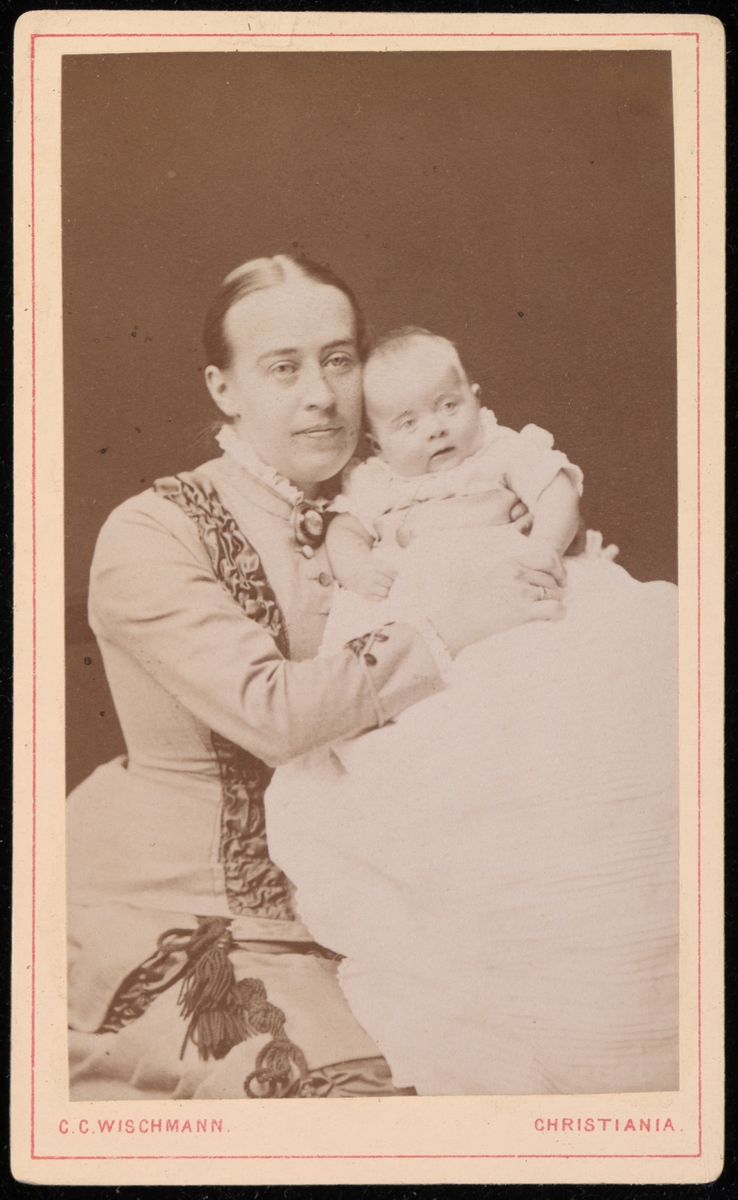 Portrett av Alma Wetlesen med baby.