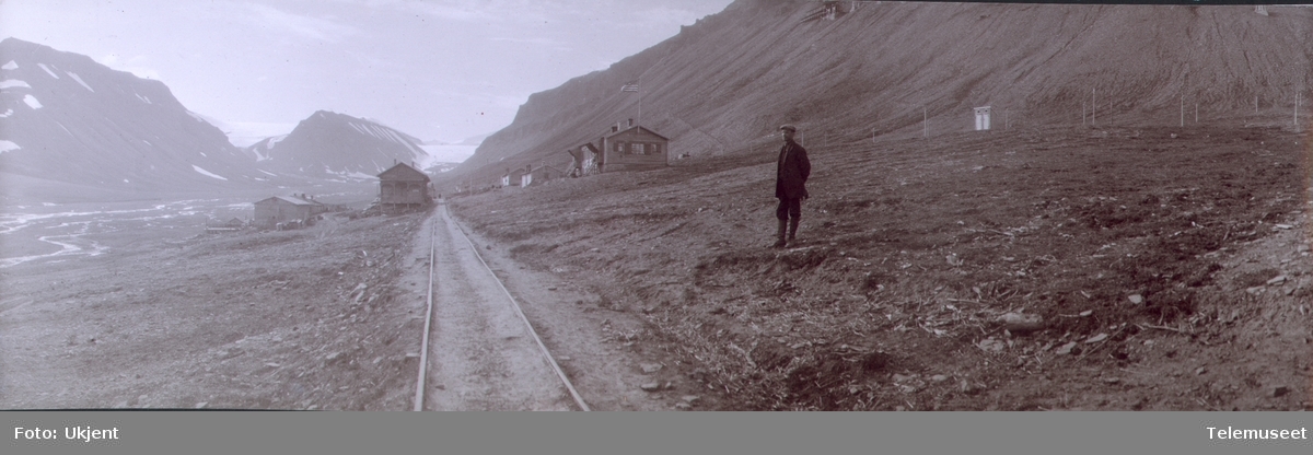 Heftyes reise til Svalbard og Ingø.  Longyearbyen, hovedgaten, med Larsbreen og Kistefjell i bakgrunnen 25.07.1911.