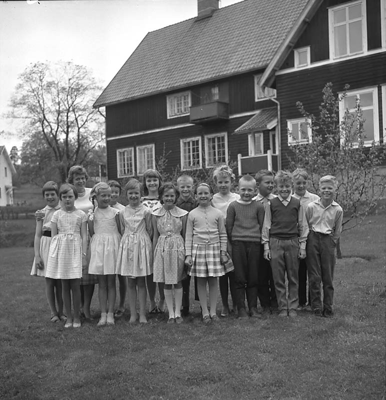 Ställdalen skola, gruppbild, skolbarn. Skolbyggnad i bakgrunden.
Elsa Lindal. 
Flickan i mitten längst fram med vita knästrumpor är Ing-Marie Gustavsson (när hon gifte sig blev hennes efternamn Lindström).