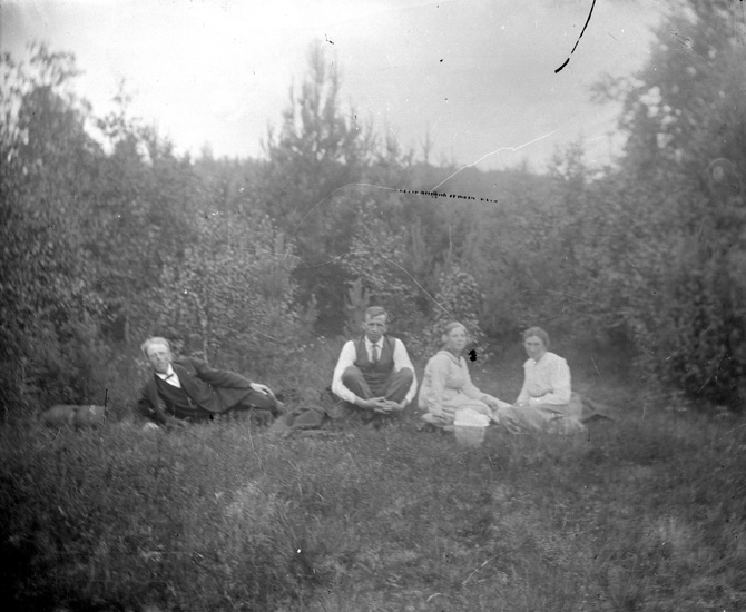 Grupp fyra personer.
Gustaf Johansson och Olof Johansson, Karls bröder, okänd dam och sist Judith (?), Gustafs hustru.