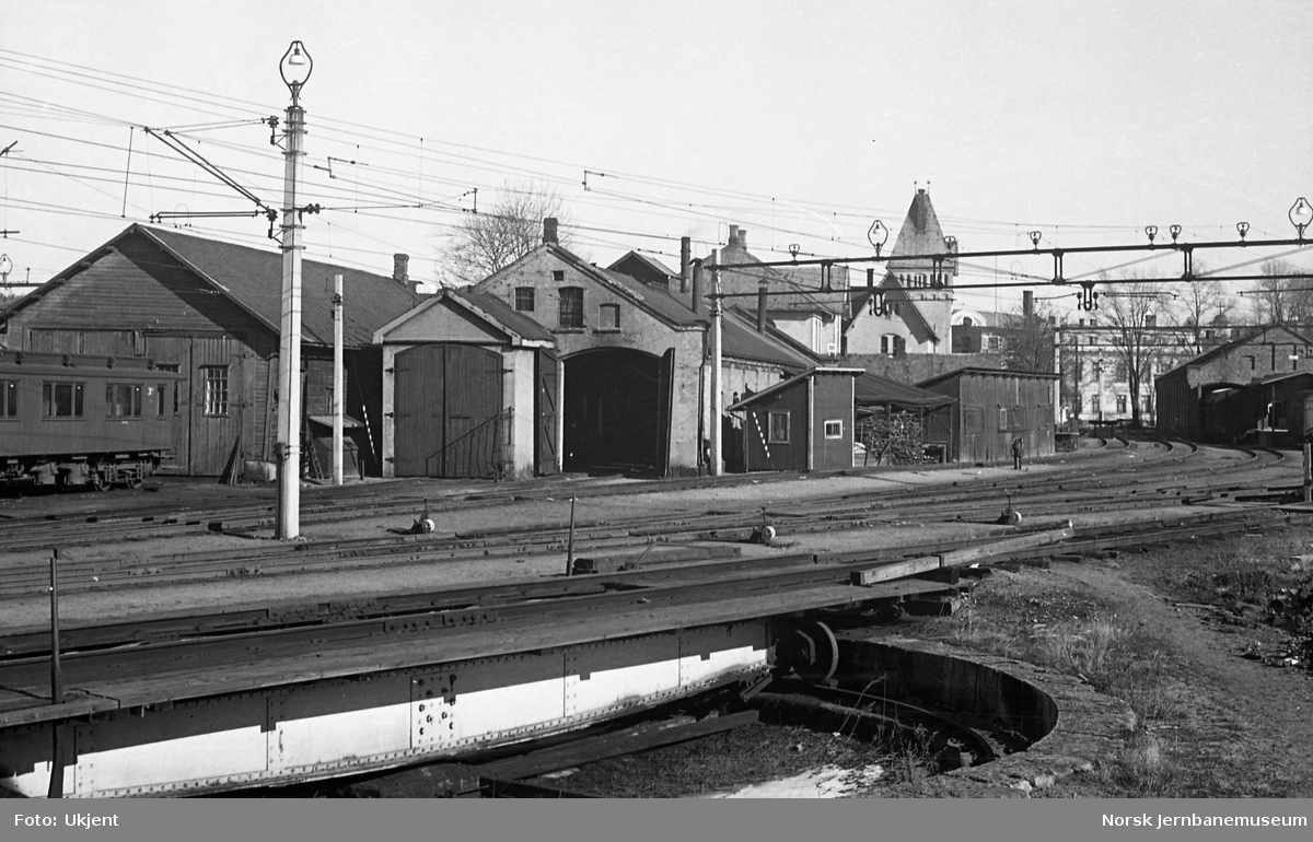 Halden stasjon, mot lokomotivstall og vongremisse, med svingskive i forgrunnen