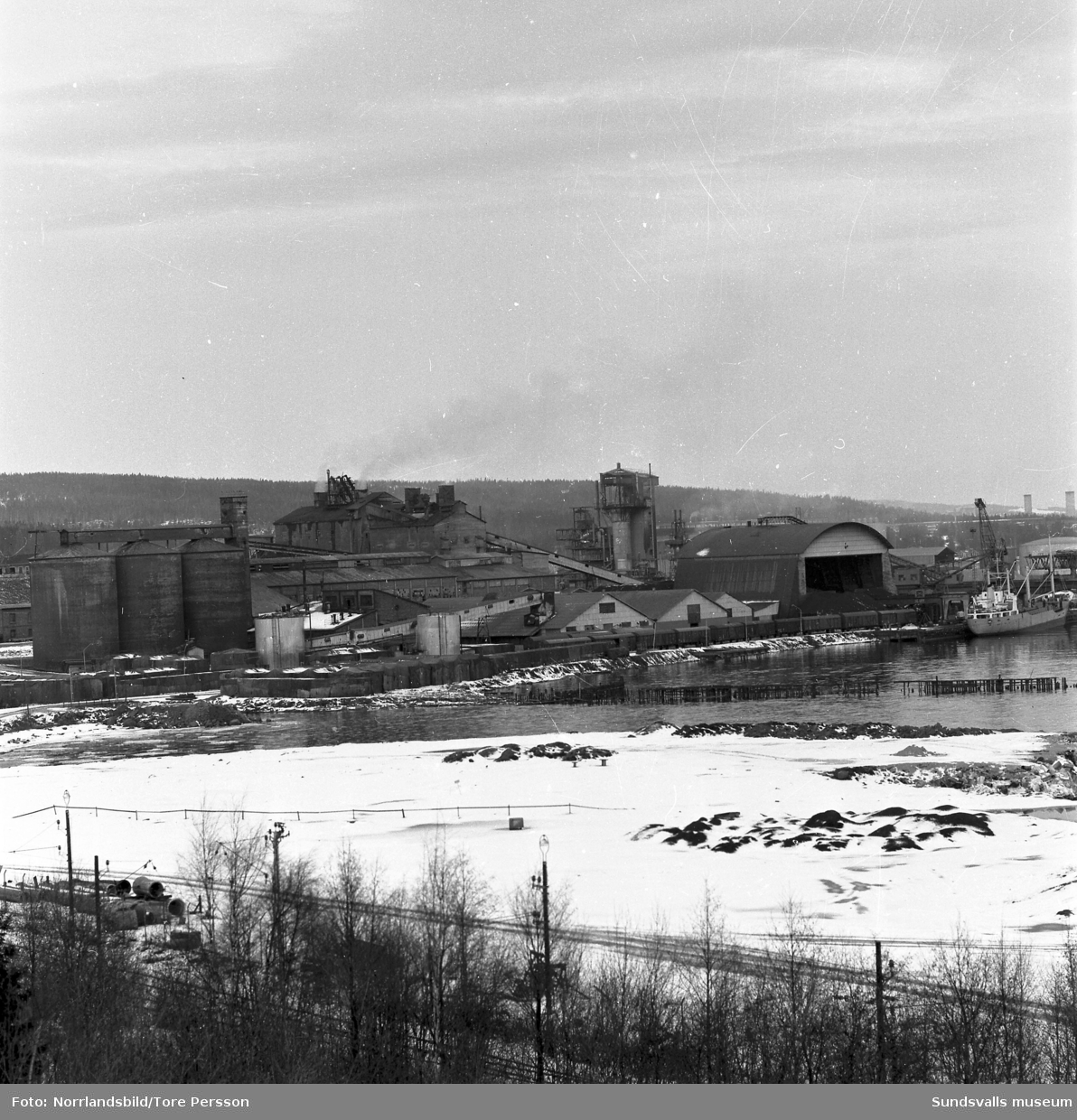 Utsläpp från Svartviksfabriken, bilder på bolmande rök från fabrikens skorstenar.