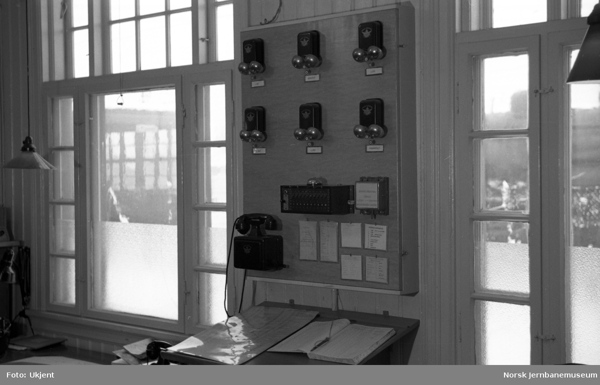 Strømmen stasjon, interiørbilde fra stasjonskontoret med bl.a. klokker for telefonlinjer