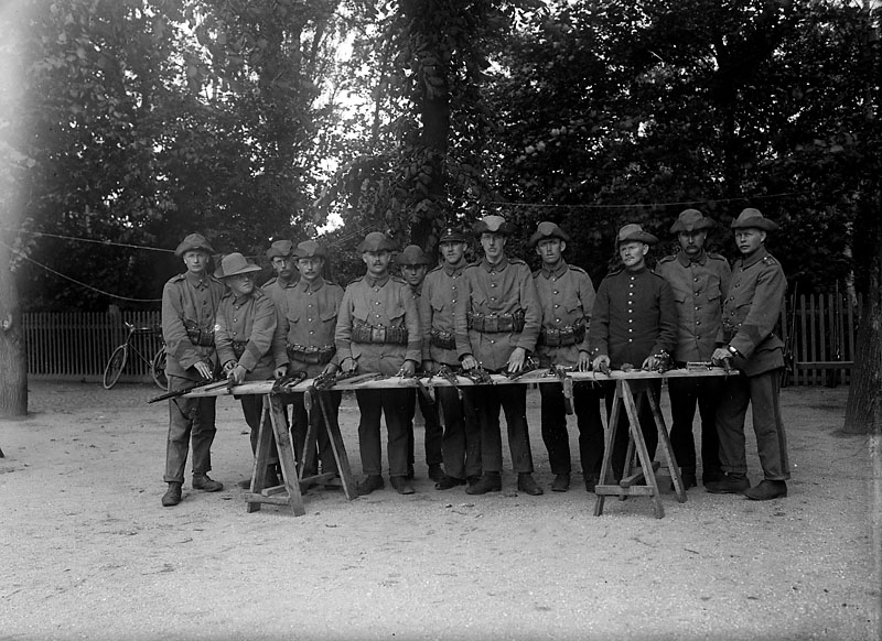 Första världskriget. En mängd soldater vid ett bord med vapen år 1915.
	Metallutfällning.