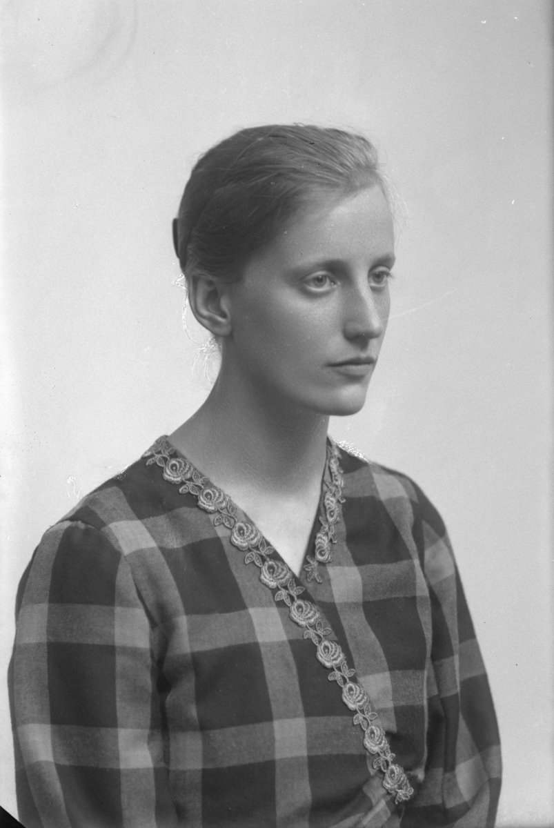 Porträtt från fotografen Maria Teschs ateljé i Linköping. 1910-1916. Beställare: Anny Blomquist. Övrig uppgift: "Vånga"