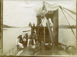 Gruppe med barn og voksne ombord i ukjent båt.