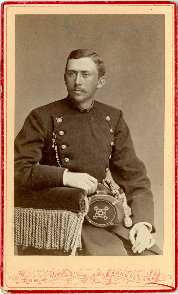 Porträtt av Gunnar Hyltén-Cavallius, löjtnant vid Kronobergs regemente I 11.
Se även bild AMA.0007462, AMA.0005568 och AMA.0007591.