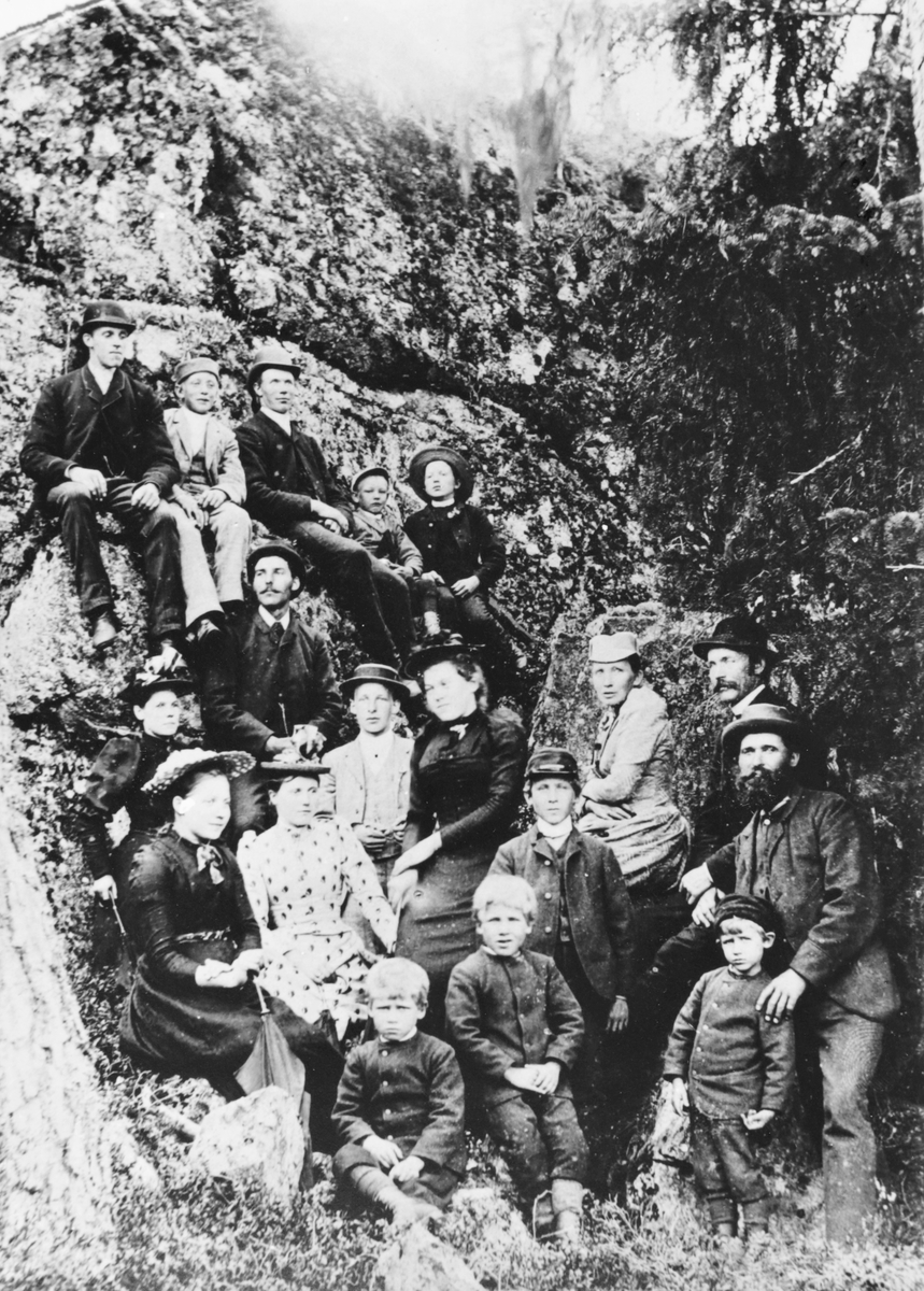 Gruppebilde fra en søndagsutflukt til lærer og kirkesanger Gunnerius Moe på Setskogen, ca. 1895.