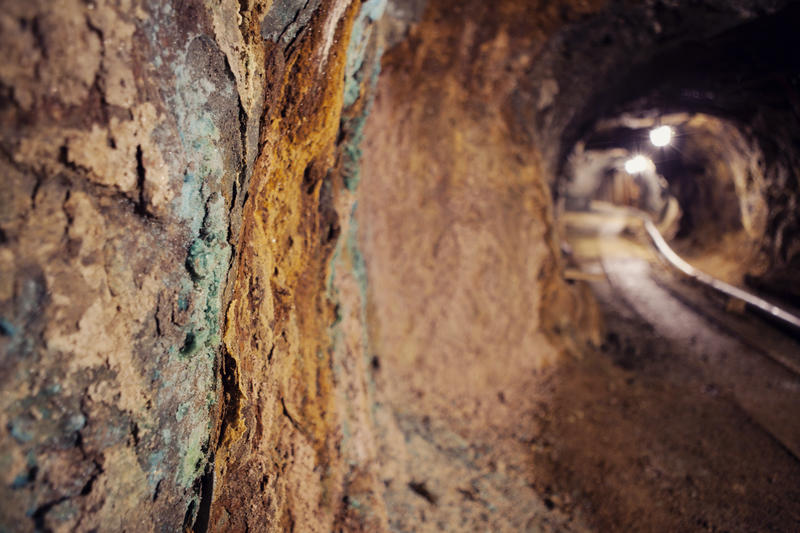 På bergveggen inne i Gammelgruva er det mange fine farger og formasjoner. Utfellinger av kobber får en turkis farge inne i fjellet. (Foto/Photo)