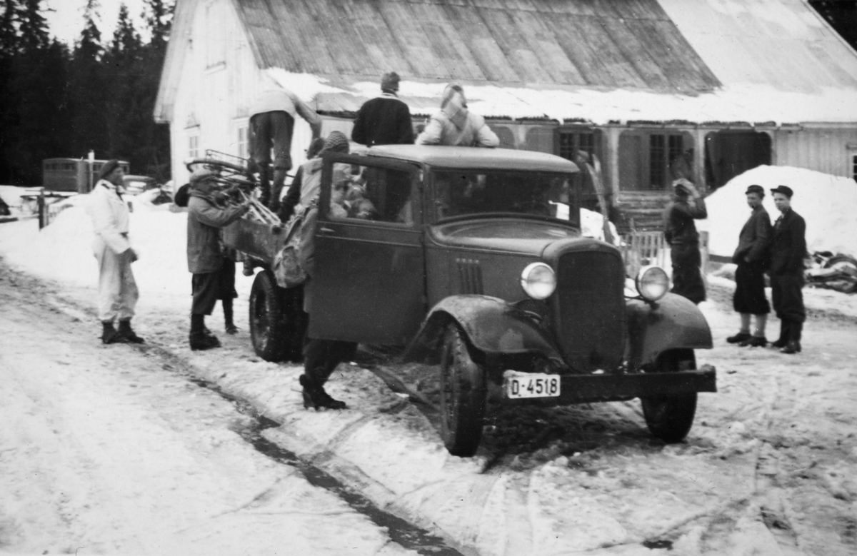 Gåsbu i Vangsåsen, lastebilen til Andreas Arnseth, D-4518, påsketur 1951. Chevrolet årsmodell 1934-35.