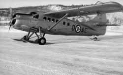 Landskap. Et fly, DHC-3, Otter fra Forsvaret, registrering O