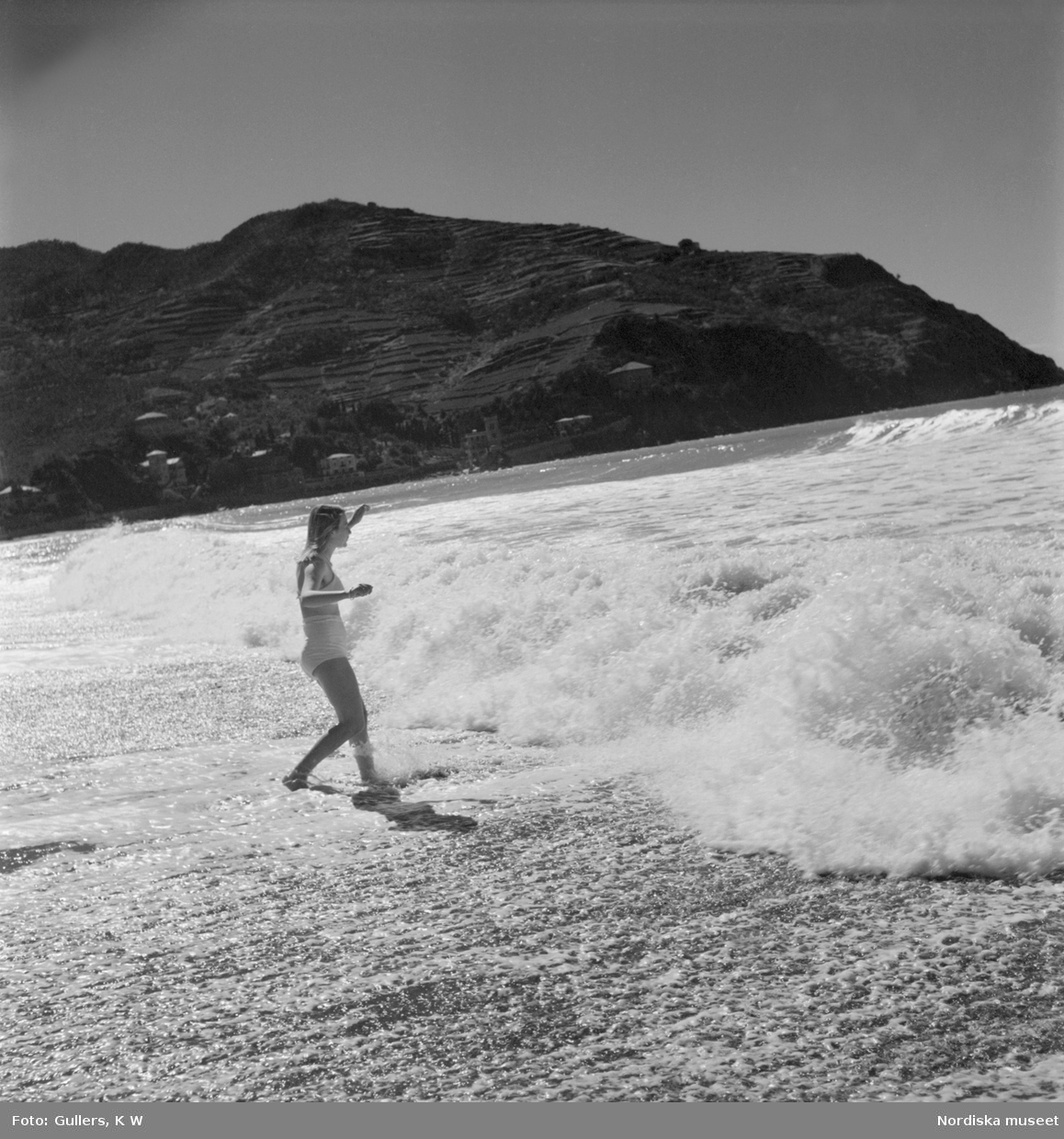 En ung flicka från Levanto som badar i böljande vågor