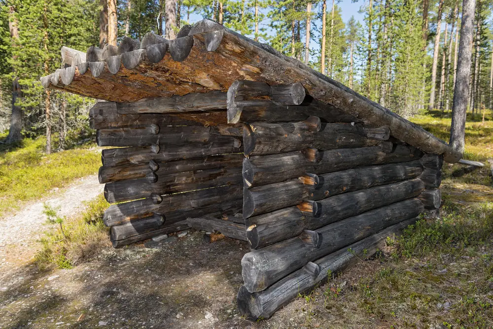 Halvbærer eksteriør. Den er laftet og og har halvkløvninger på taket.