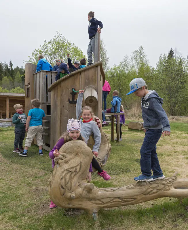 Barn som klatrer på klatrestativ