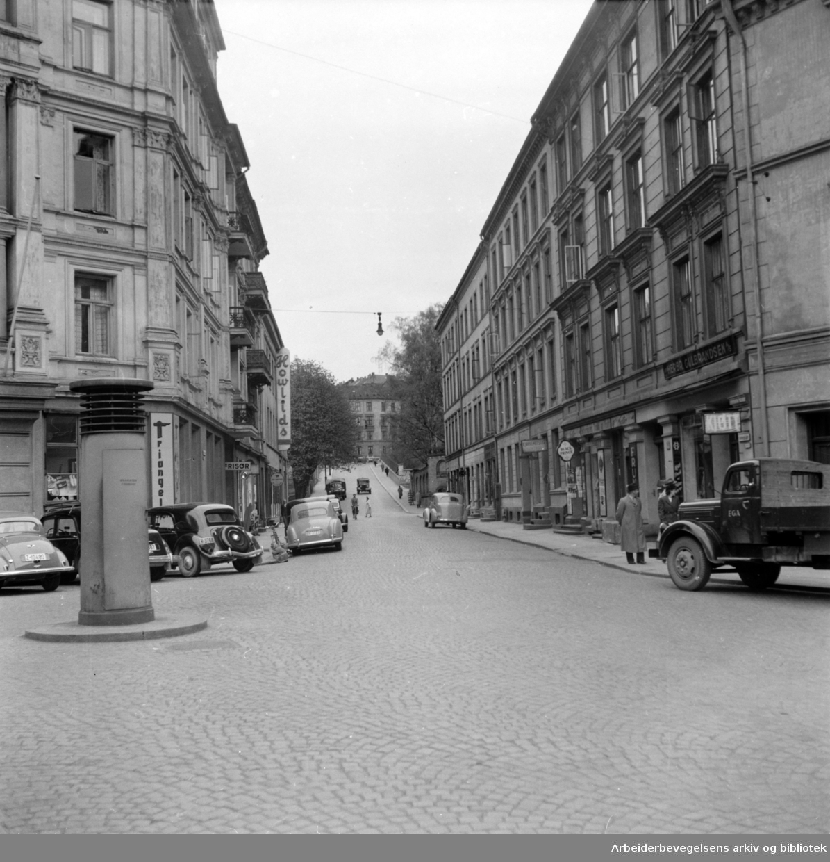 Holbergs gate, sett fra Holbergs plass. Februar 1958.