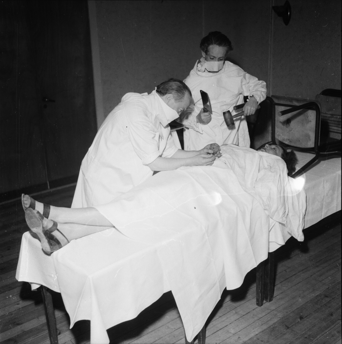 Vardens arkiv. "Operasjon" v/Arvid Nilsen og Dan Foss m/Herberth revyen"  21.05.1954