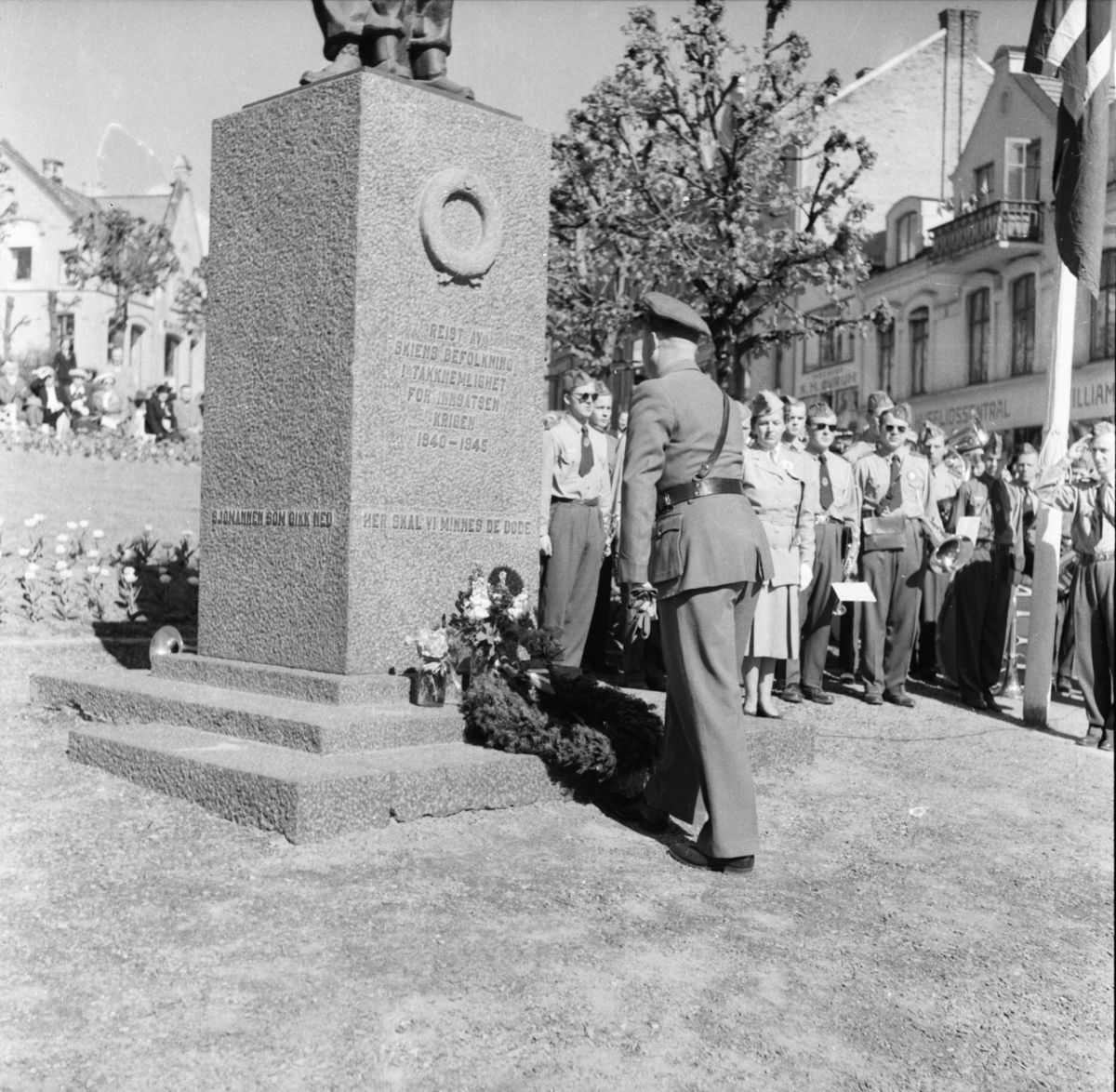 Vardens arkiv. "17 mai feiring. Bekransning av minnesmerket over de falne i krigen 1940-1945. Minneparken i Liebakken"  17.05.1954