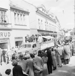 Vardens arkiv. "17 mai tog"  17.05.1954