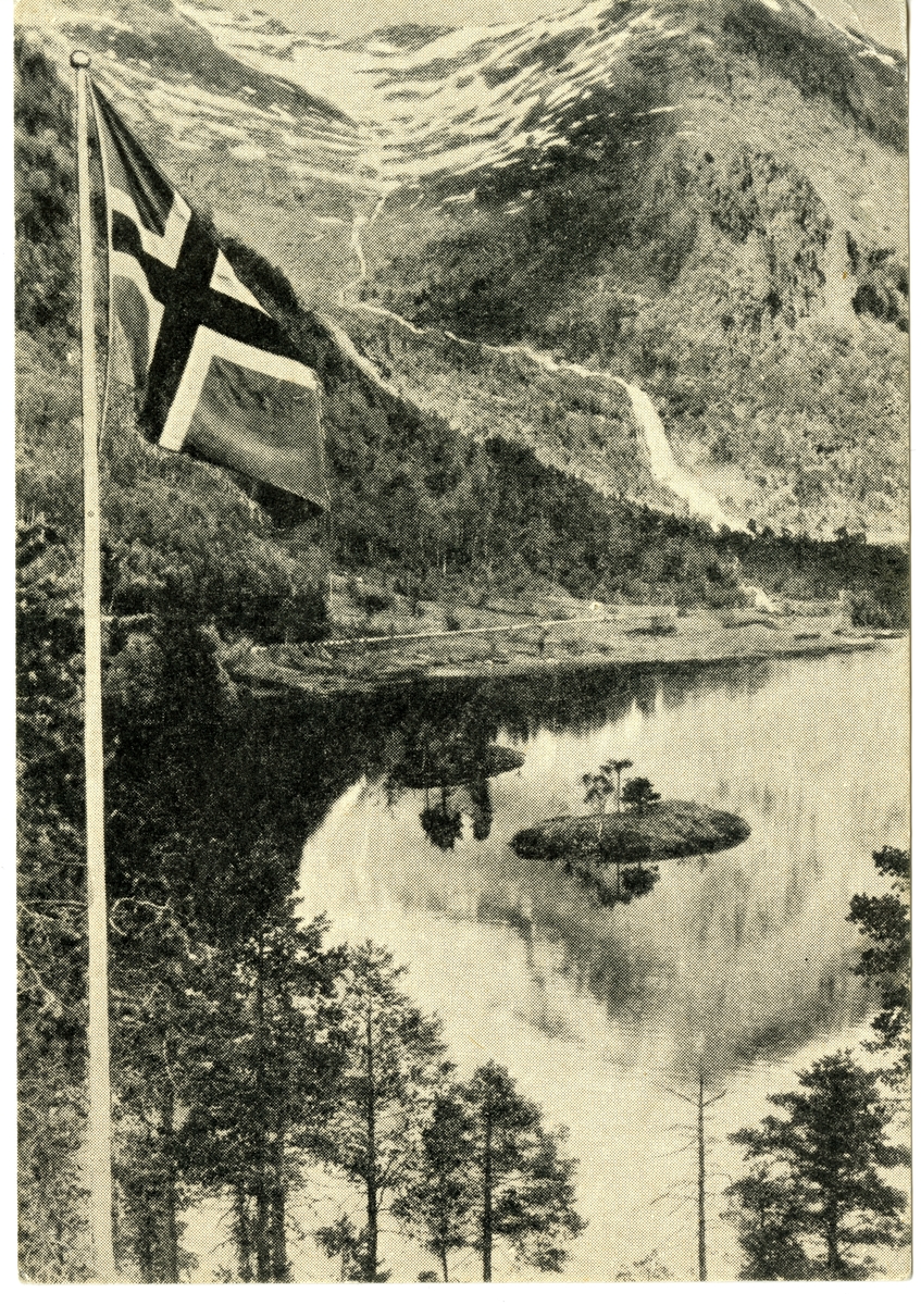 Postkort. Flagg på flaggstang over Espelandsvatnet.