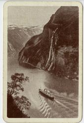 Spillkort. Landskap med fjord, fjell og cruisebåt.